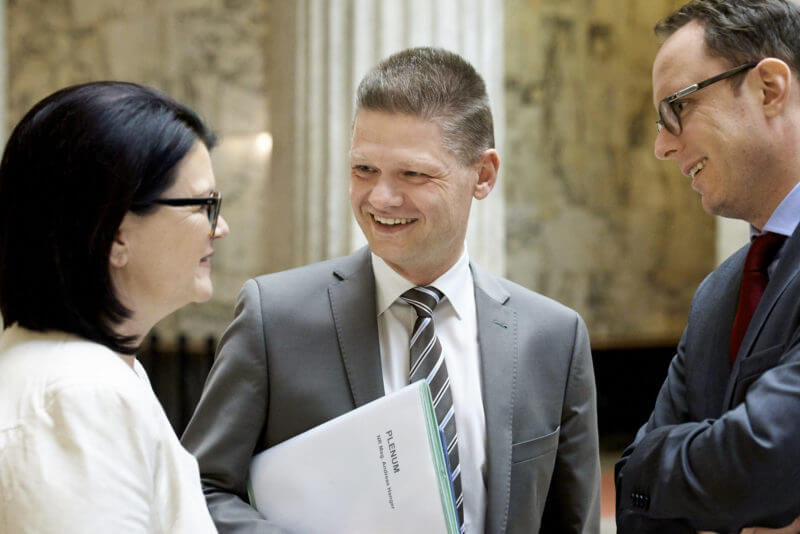 Andreas Hanger im Gespräch, im österreichischen Parlament