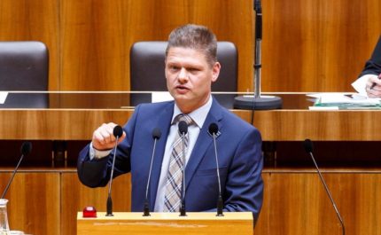 Andreas Hanger bei einer Rede im Parlament